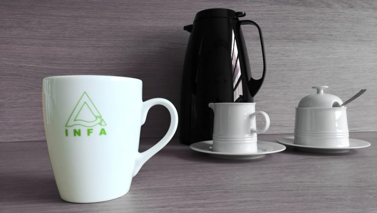 INFA Tassen mit Logo + Mitarbeiternamen