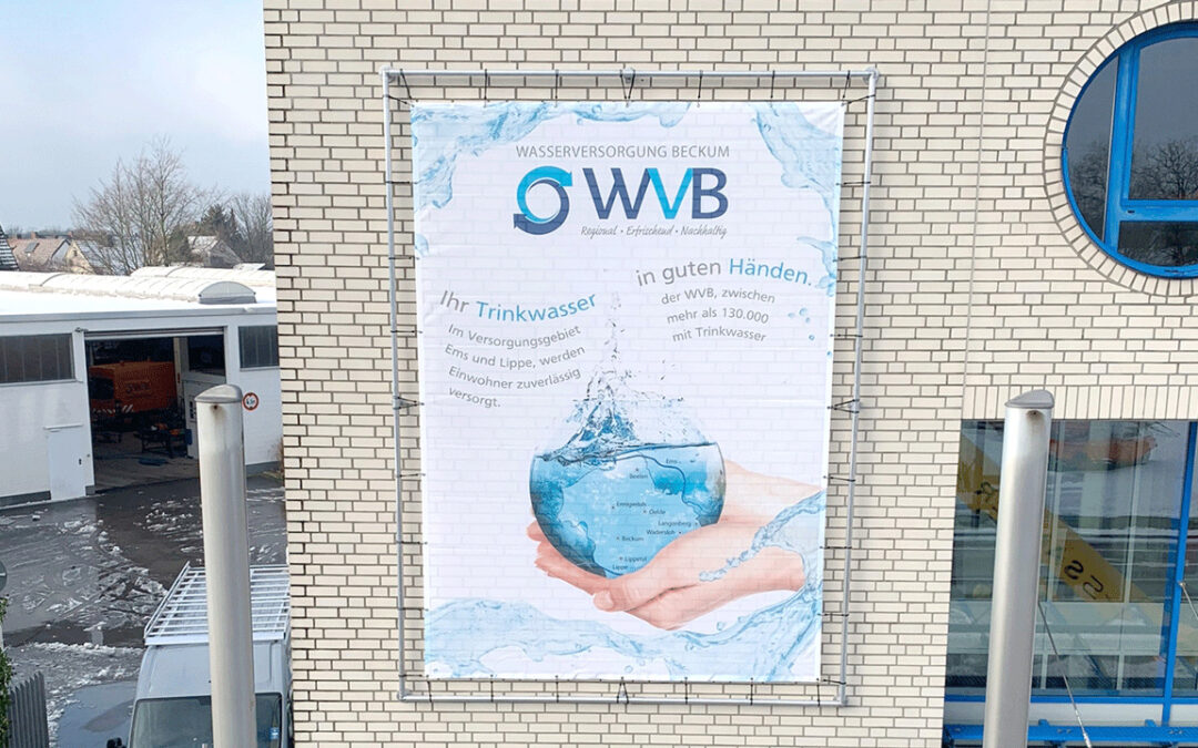 Werbeagentur Beckum Kommunikativ - frontales Foto des Fassadenbanners der WVB welches Kommunikativ im Jahre 2022 erstellt hat.