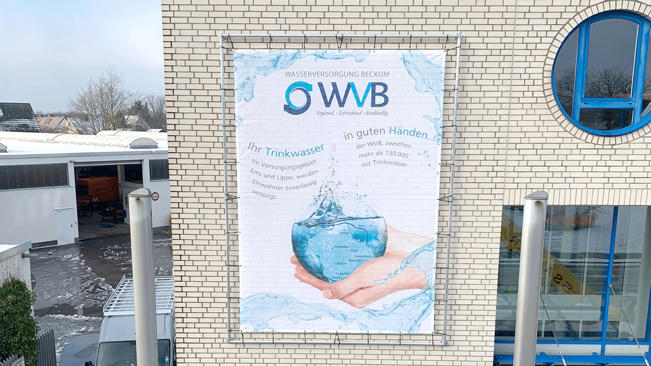 Werbeagentur Beckum Kommunikativ - frontales Foto des Fassadenbanners der WVB welches Kommunikativ im Jahre 2022 erstellt hat.